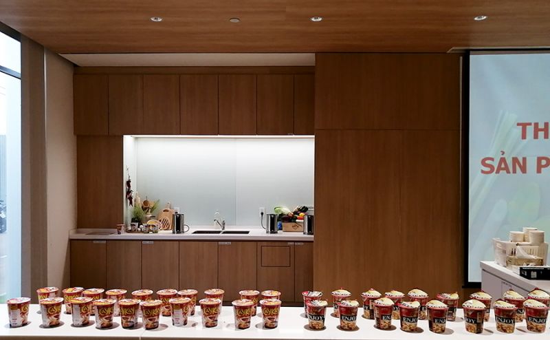 mỳ ly cho khách tham quan